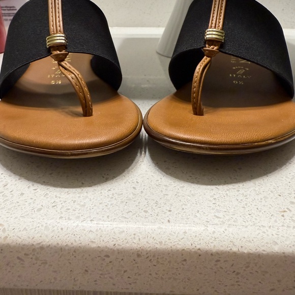 LIKE NEW Italian Shoemakers "Briley" sandals in black, size 6-1/2. - Picture 6 of 10